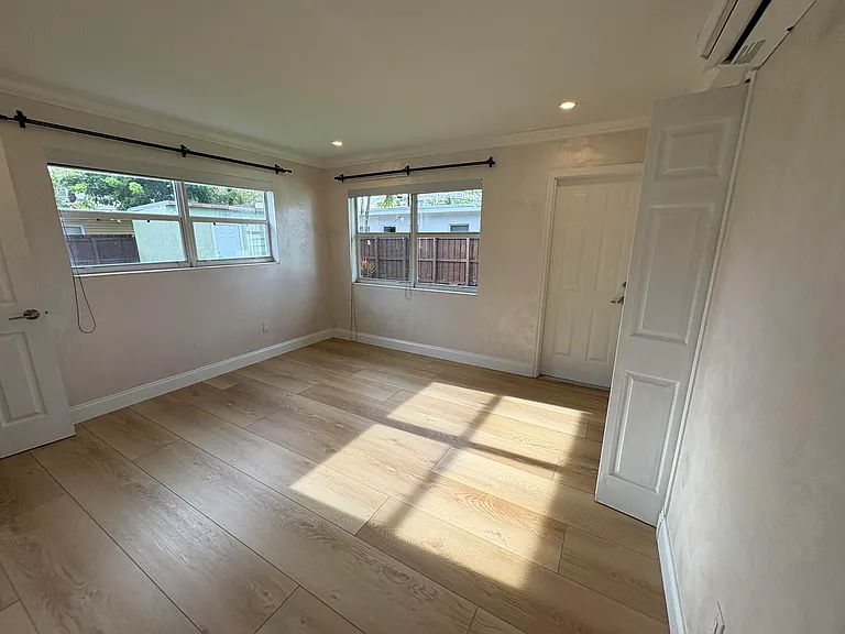 1032 NE 16th Ter — Photo 29