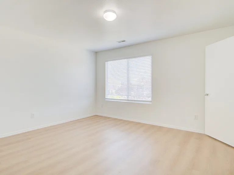 1153 W 400 S — Photo 34