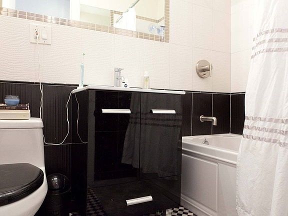 2nd image of 215 Maujer St APT 4R