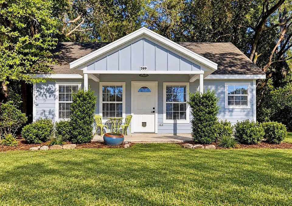 389 SW Kemp Ct