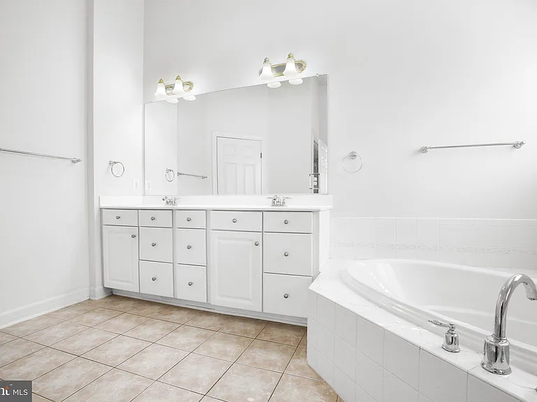 1002 Dorthea Ct — Photo 22