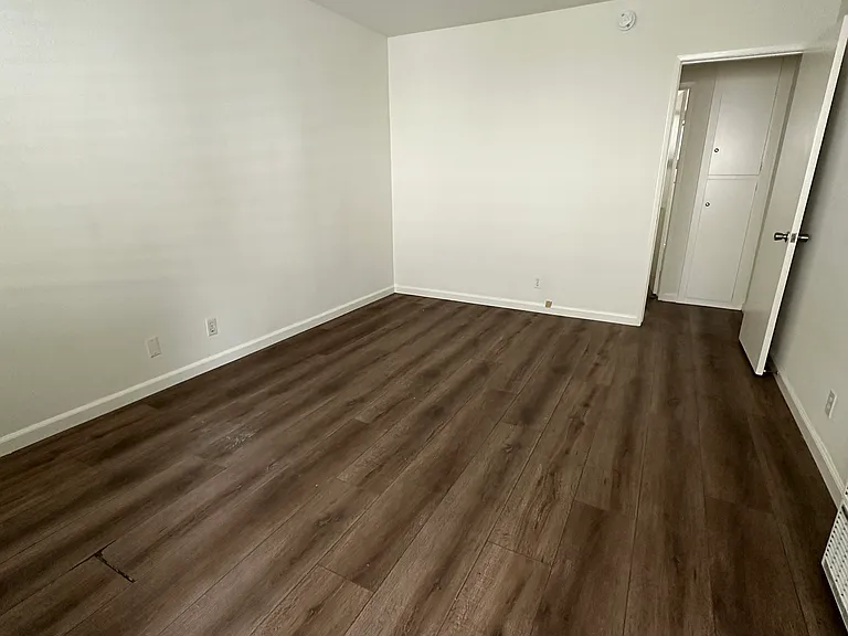 1530 Granville Ave #8 — Photo 4