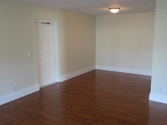 4th image of 1009 Green Pine Blvd APT H1