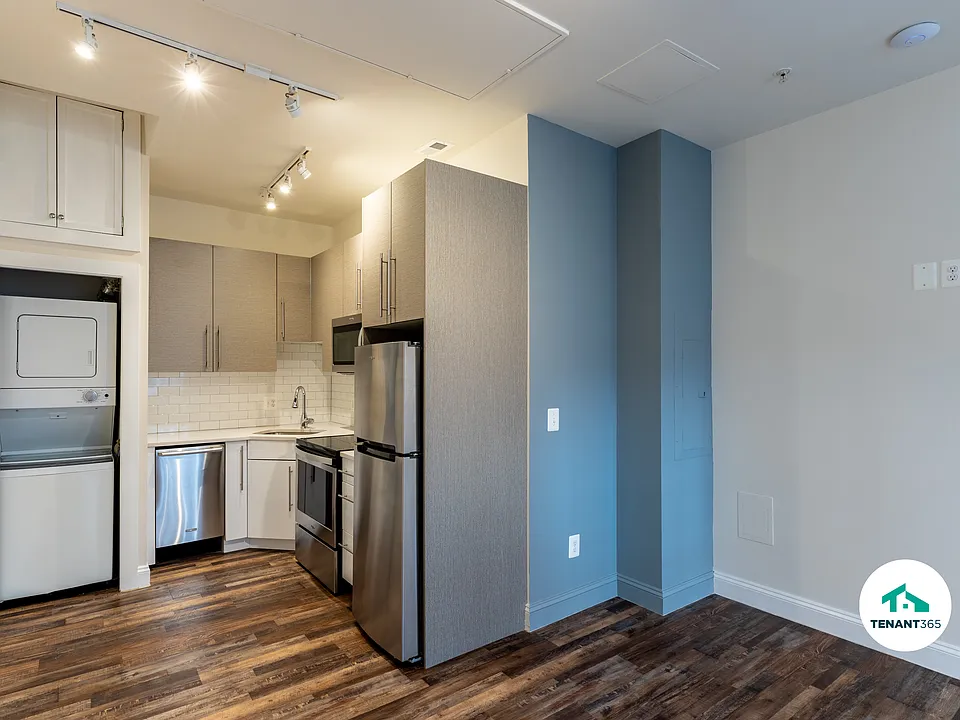 8 E Fayette St #404
