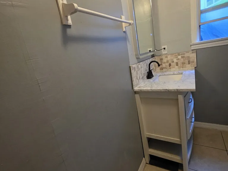 2128R N Pershing Ave — Photo 12