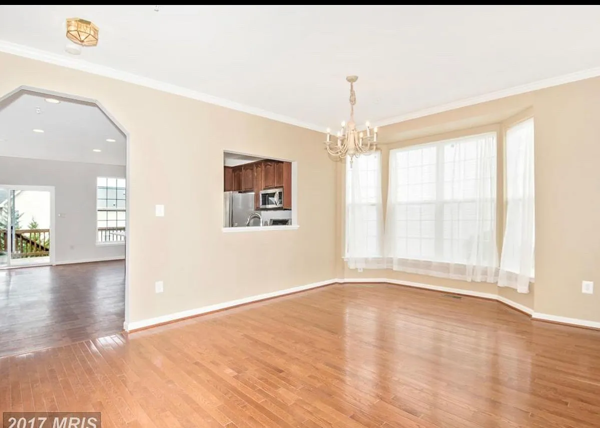 3 bed, 2950 sqft, $3,000 — Photo 2