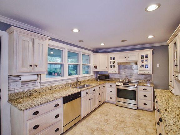 Beautiful kitchen, perfect for entertaining with dinning roo