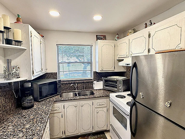 21 Newport B — Photo 9