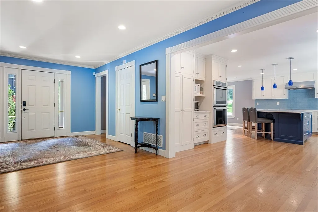 5 bed, 5.0 bath, 3789 sqft, $9,750 — Photo 4