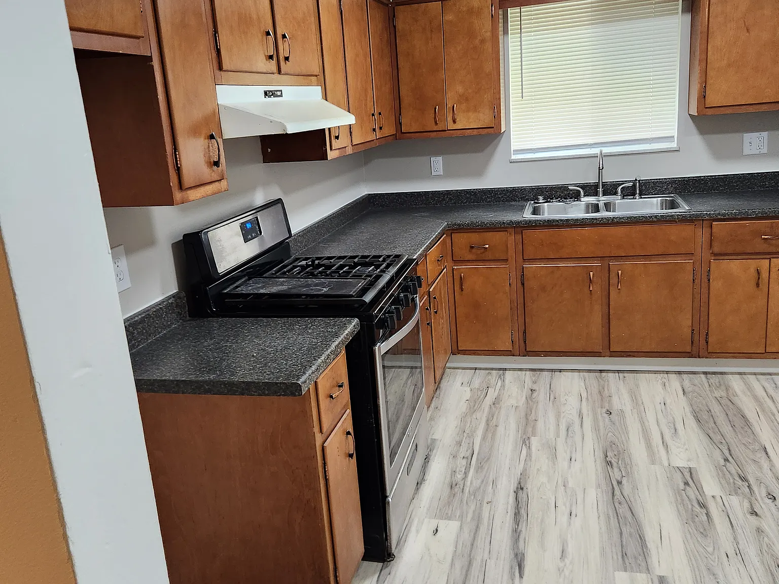 3 bed, 3528 sqft, $1,450 — Photo 4