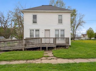 144 6th St N, Winthrop, IA 50682