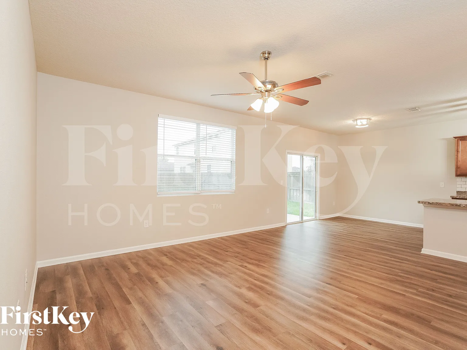 5 bed, 3.0 bath, 2556 sqft, $2,220 — Photo 2