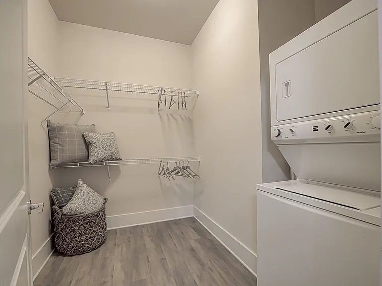 Holly Crest Apartments — Photo 32
