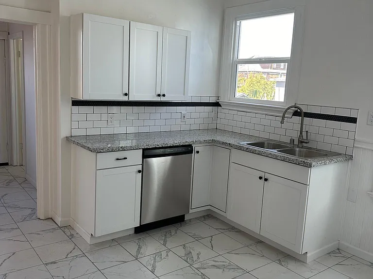 1833 Linden St — Photo 5