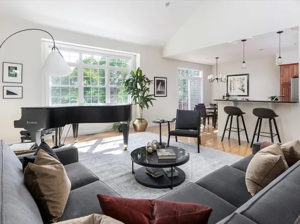 805 Highland Ave Unit 7, Needham, MA 02494