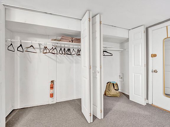 3rd image of 1205 W Oakdale Ave #1