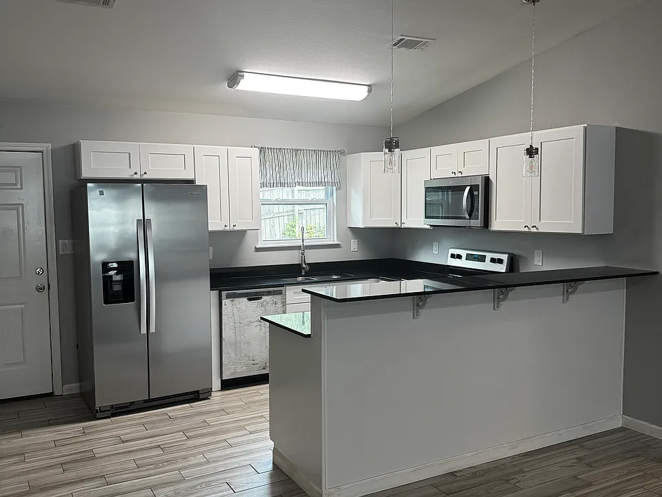 180 Lakeland Dr #401