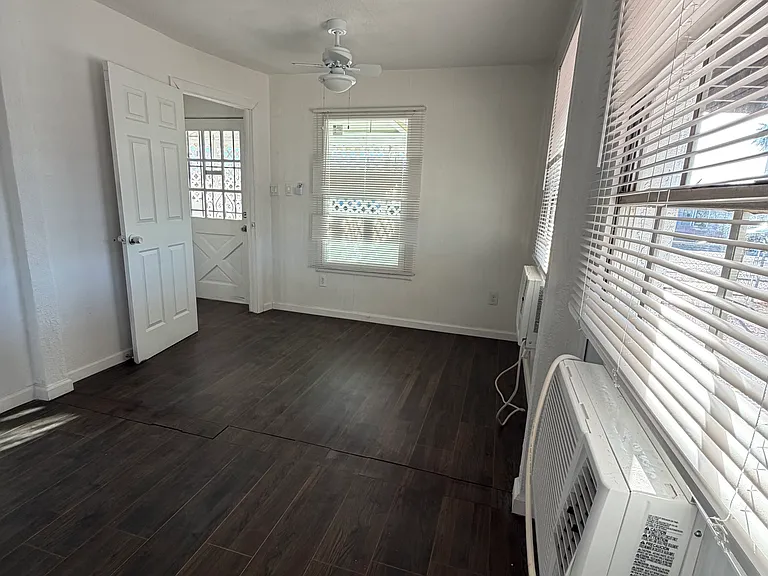 241 S California St — Photo 32