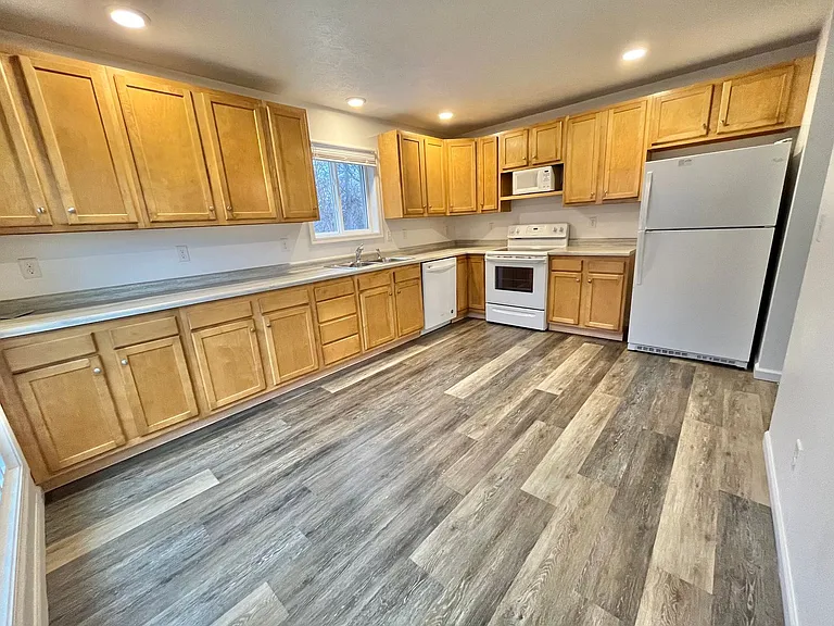 815 W 11th St — Photo 2