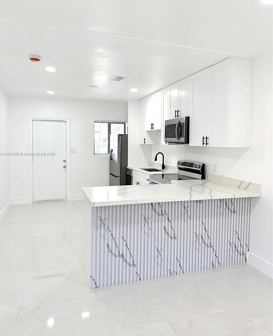 2 bed, 1.0 bath, 2543 sqft, $2,200 — Photo 1