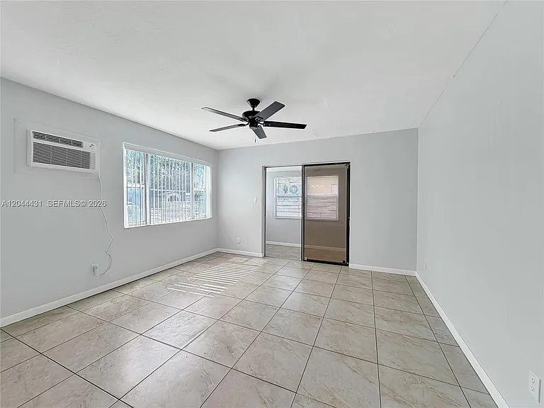 533 NW 15th Way — Photo 9
