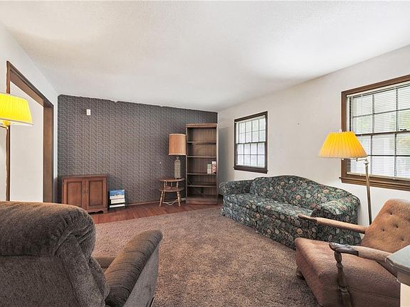 5th image of 401 NE Lee Dr