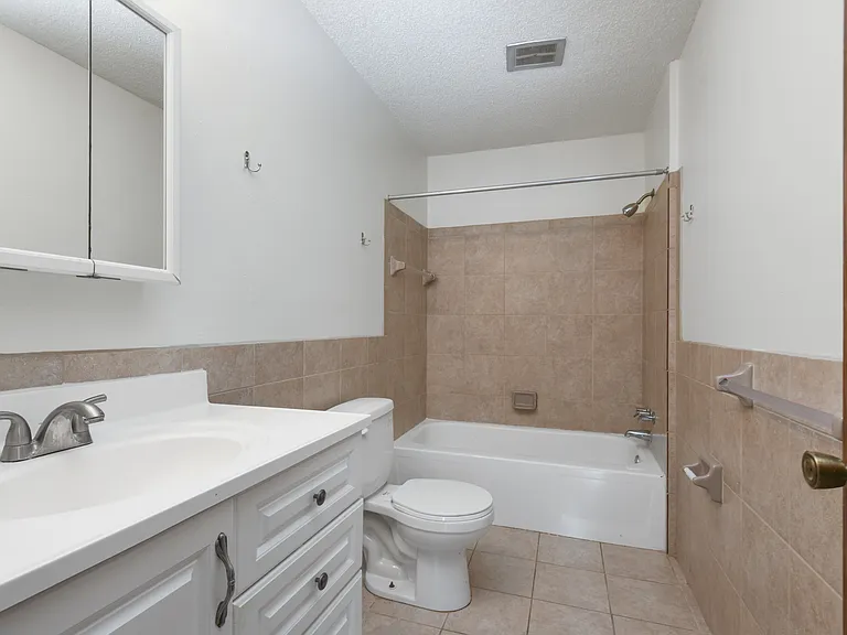 Maplewood, MN Maplewood Apartments | Bathroom