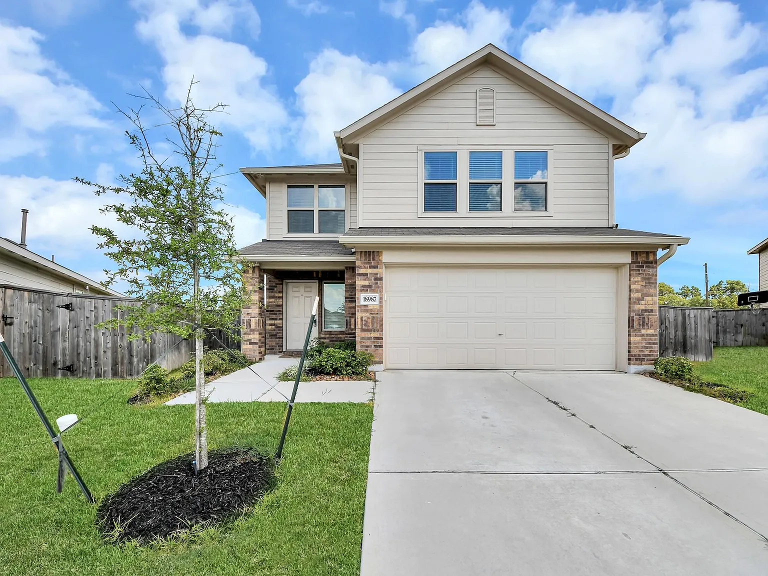 4 bed, 2.5 bath, 2229 sqft, $2,150 — Photo 2