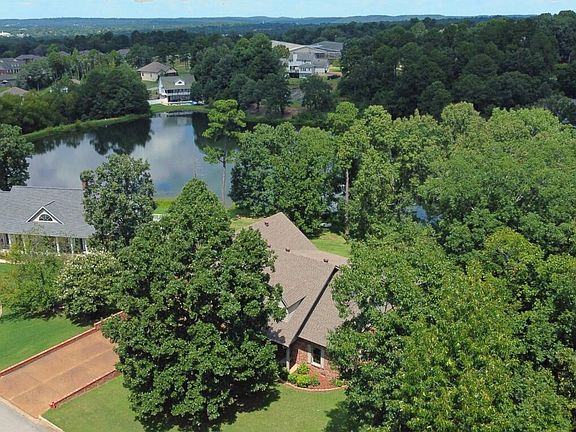 3rd image of 215 Lomond Dr