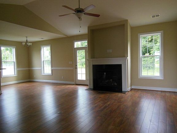 3rd image of 207 Stillwater Creek Dr