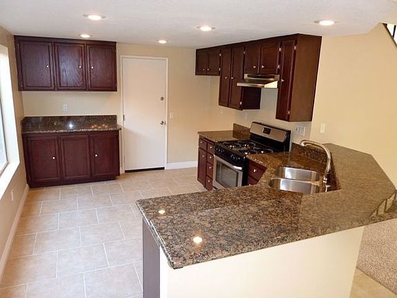 New Kitchen w/Granite Counters