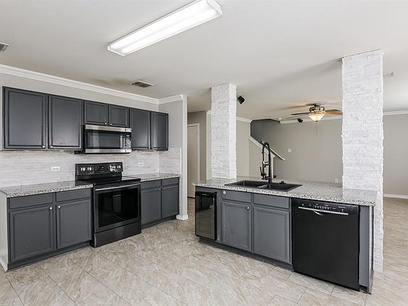 2nd image of 2617 Mockingbird St