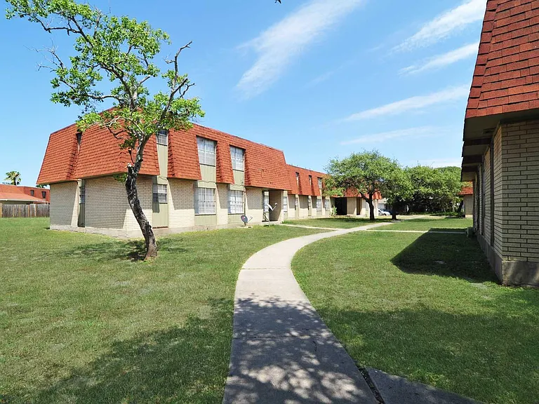 St. Laurent Apartments — Photo 27