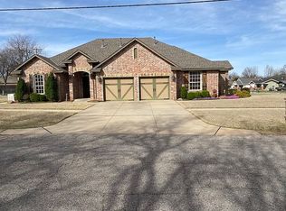 208 S 8th St, Yukon, OK 73099