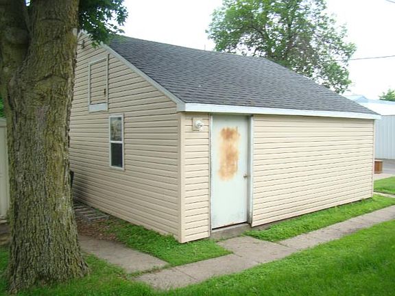 5th image of 107 18th Ave N