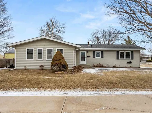 745 S 5th St, Wapello, IA 52653