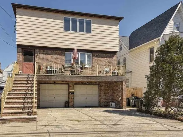 27 W 43rd St, Bayonne, NJ 07002