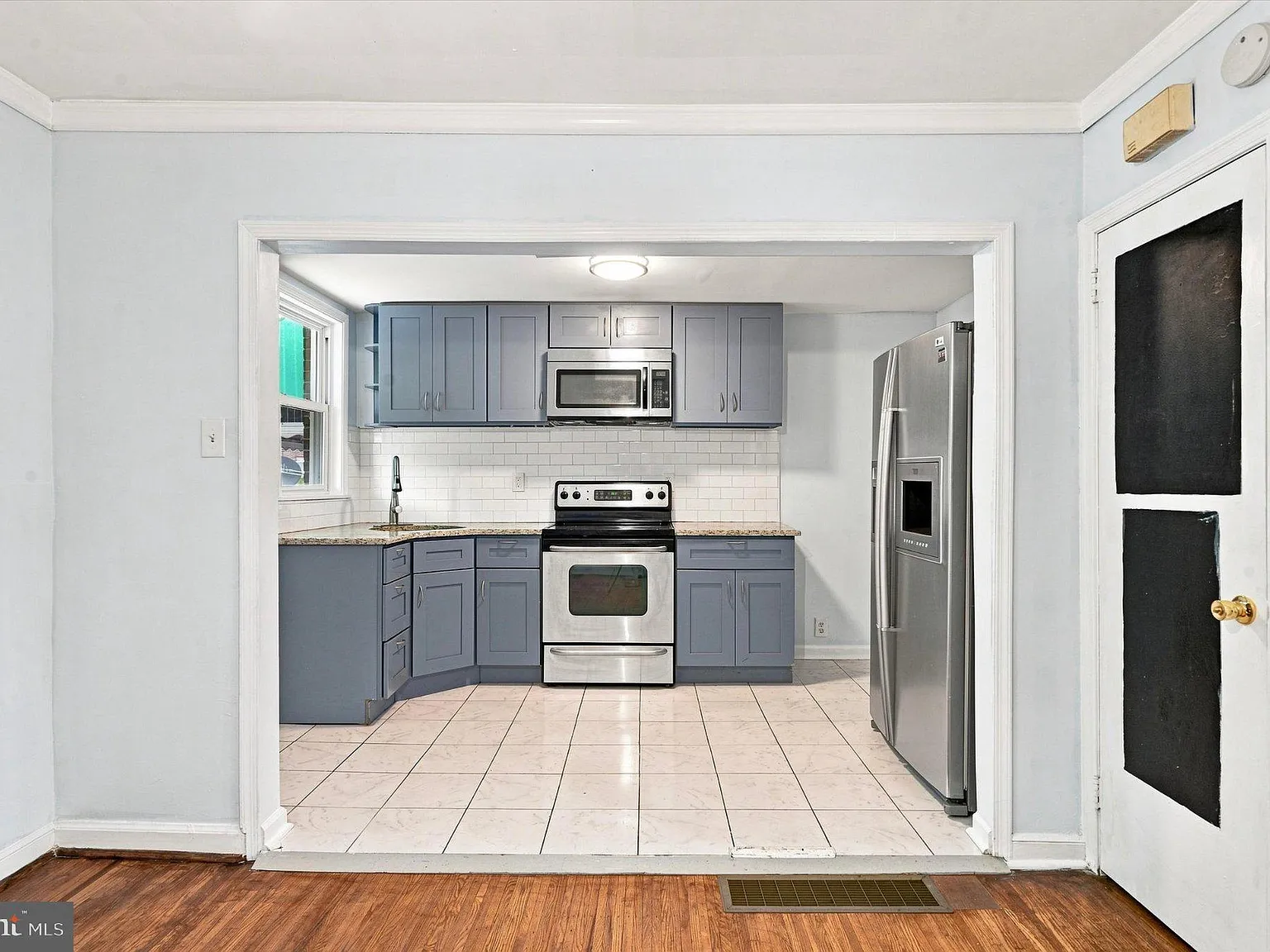 3 bed, 2.0 bath, 1120 sqft, $2,150 — Photo 2
