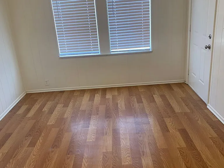 124 Chester Ave — Photo 1