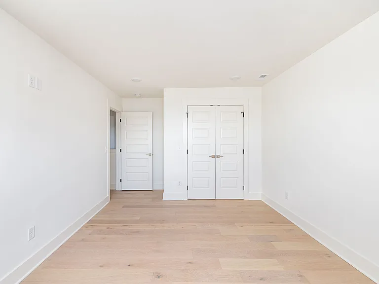 326 E Trinity Ln #B — Photo 27