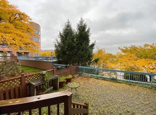 306 Penn Ct, Edgewater, NJ 07020