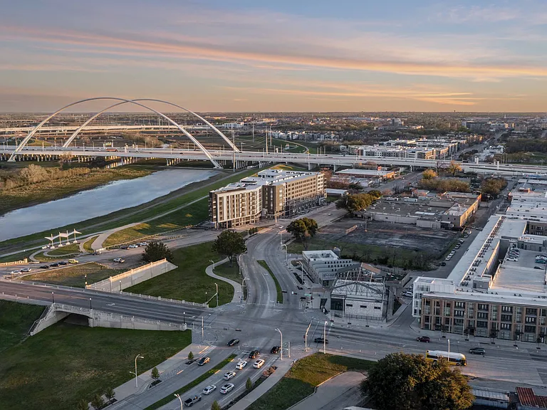 Controlled access parking garage, high-speed gates, and hassle-free access to nearby highways 75, 35, 30, and the Tollway make navigating between Downtown and Uptown a breeze.