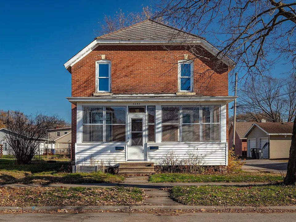 1233-1235 16th St S