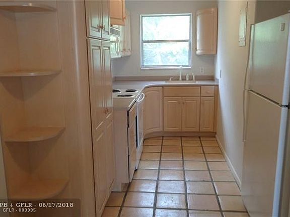 5th image of 601 SE 5th Ct APT 303
