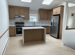 8 Deans Ln, Bayville, NY 11709