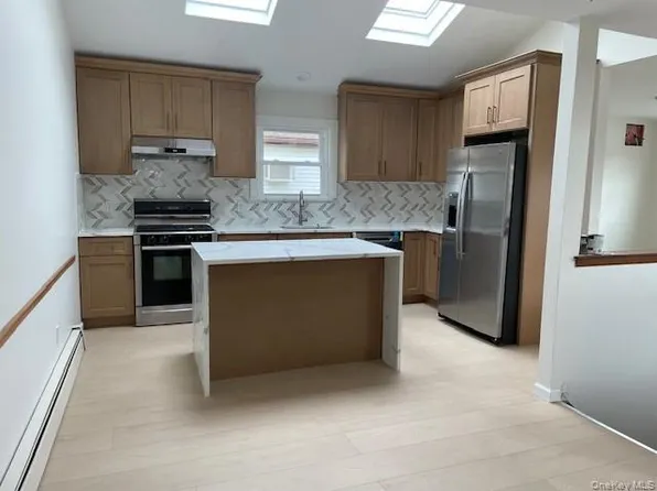 8 Deans Ln, Bayville, NY 11709