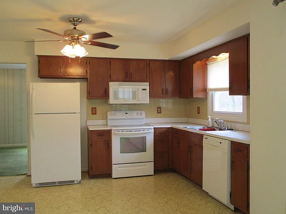 3rd image of 44655 Emma Ln