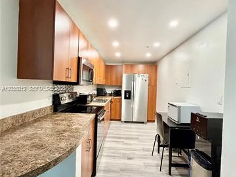 7501 E Treasure Dr #6T — Photo 3