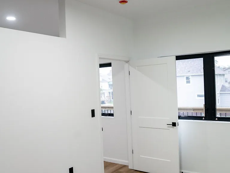 9301 Oakland Ave — Photo 17