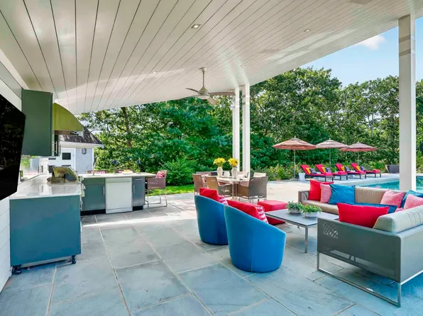 8 Woodhaven Dr, Edgartown, MA 02539